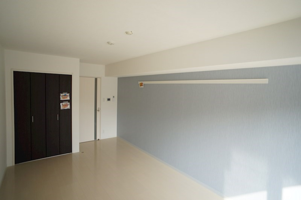 水色の壁が鮮やか