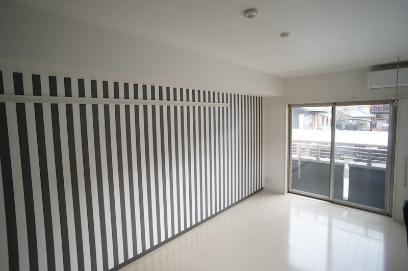 壁のストライプ柄がかわいい