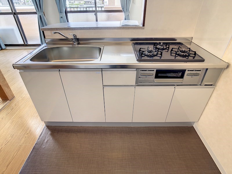 システムキッチンで三口コンロ付き