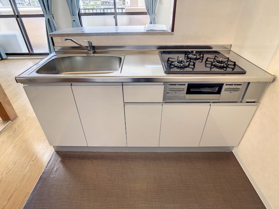 システムキッチンで三口コンロ付き