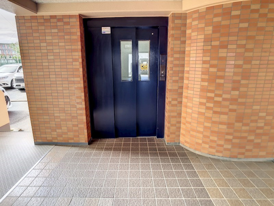 エレベーター付きで移動も楽々♪