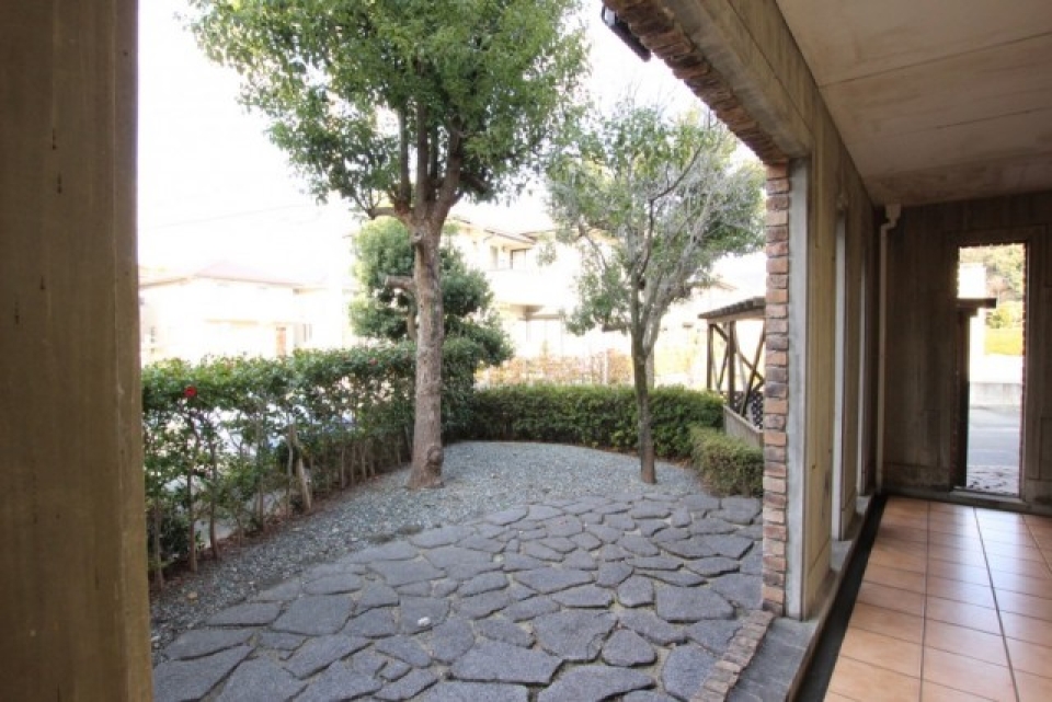 廊下に面して石畳のスペースがある。