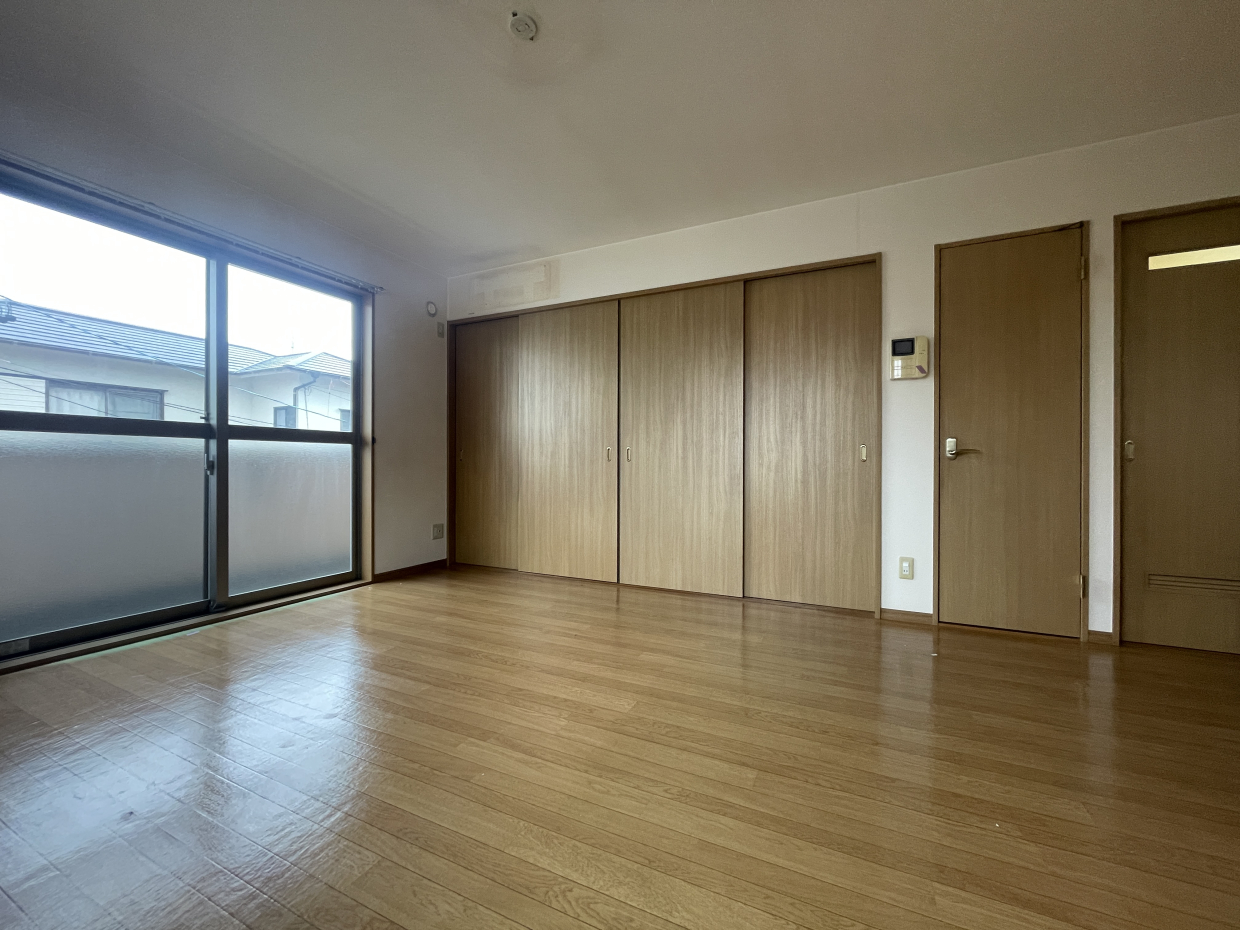 撮影日は雨でしたが南向きの明るいお部屋ですよ◎