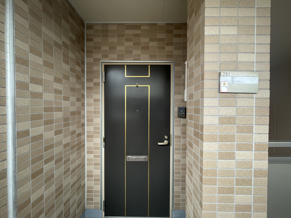 レンガ調の外観