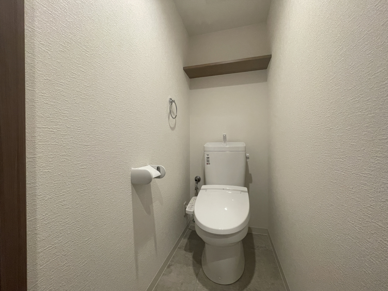 温水洗浄便座付きのトイレ