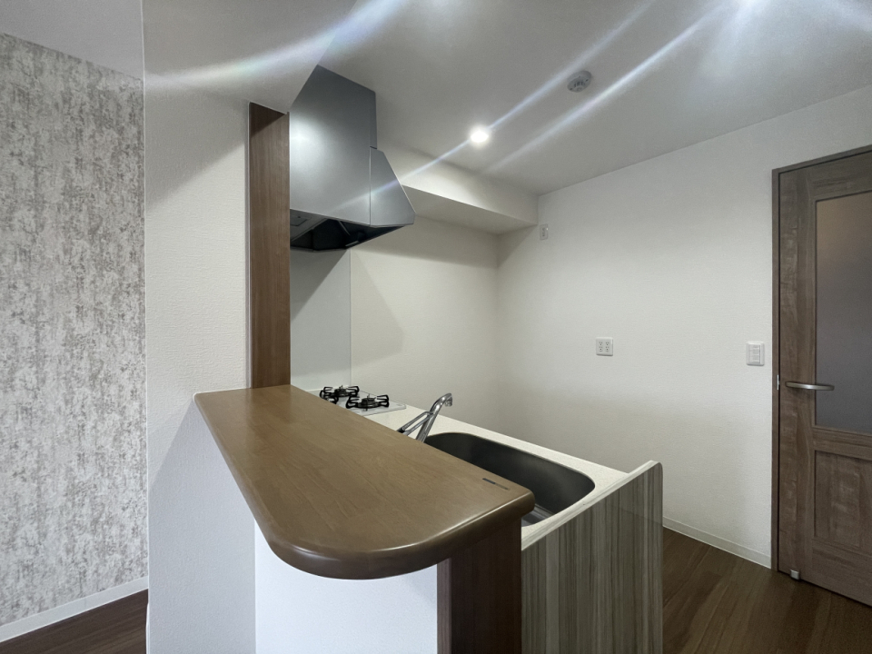 キッチンは対面式のシステムキッチン