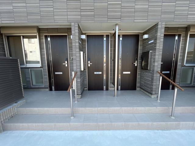 新築で建物外観も今風です