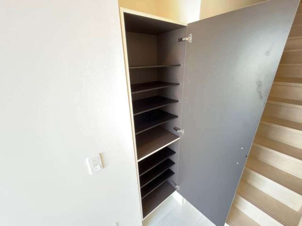 仕切りが多くて助かるシューズボックス付き