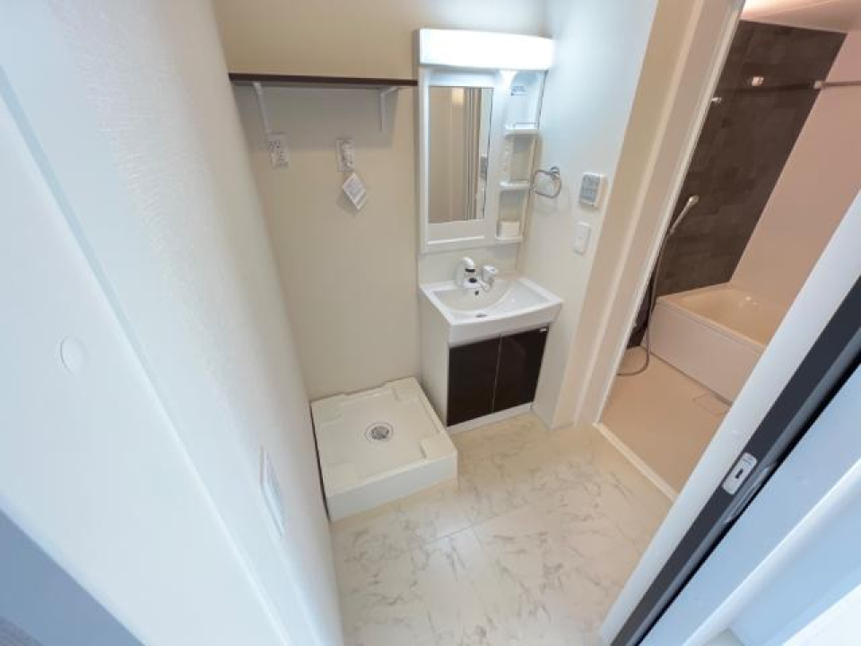 大理石風の床がおしゃれな洗面スペース