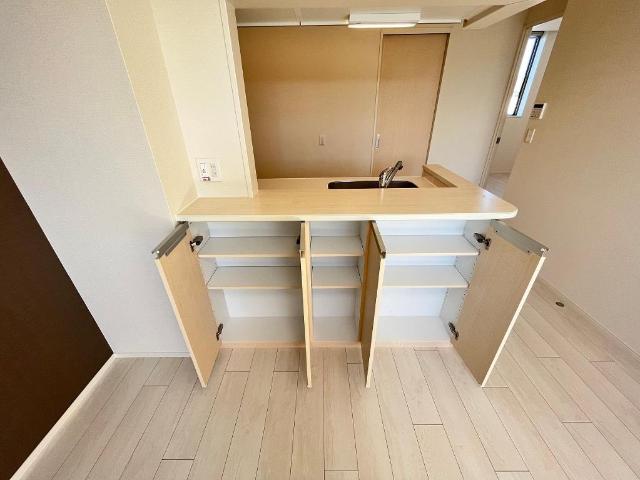 便利なカウンター下収納
