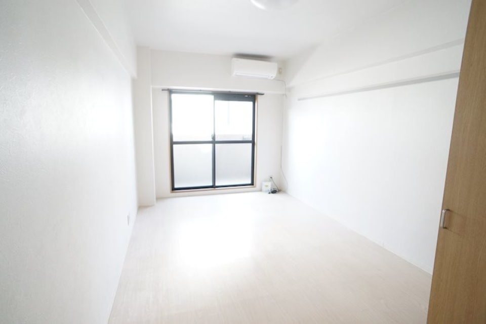 広さを感じる白い空間