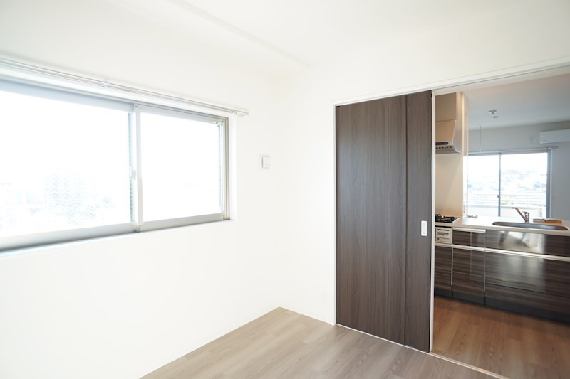 窓が嬉しい洋室