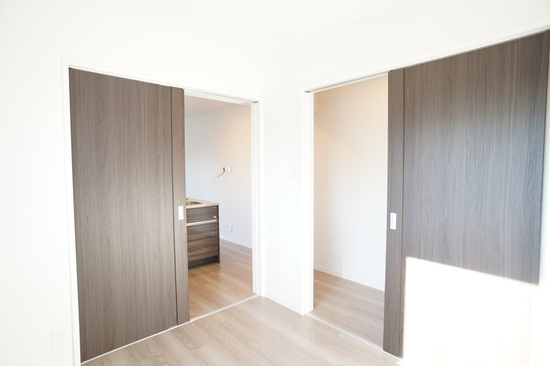 洋室からキッチンへ