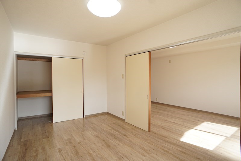 押入付きの洋間
