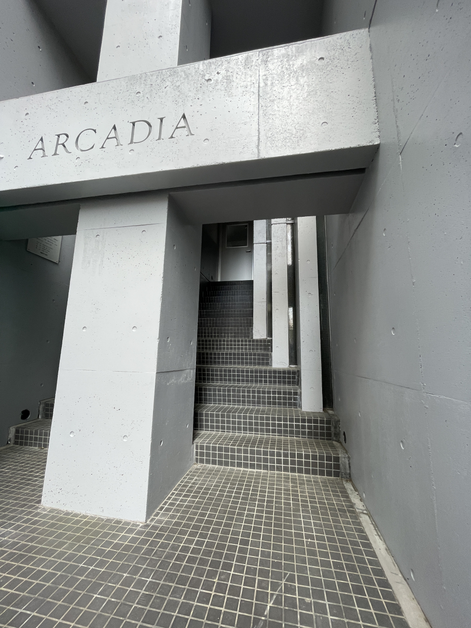 エントランスは重厚な階段