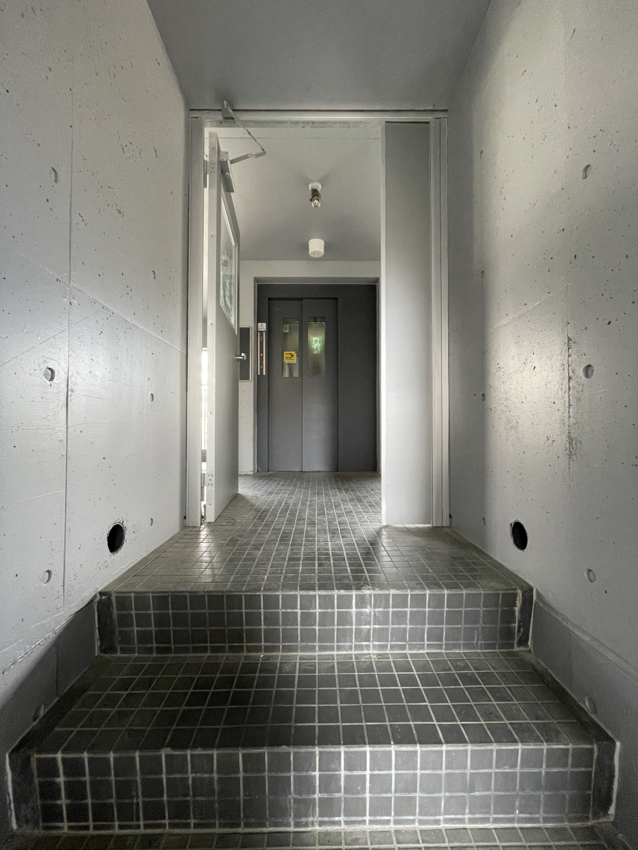 階段でエレベーターホールへ