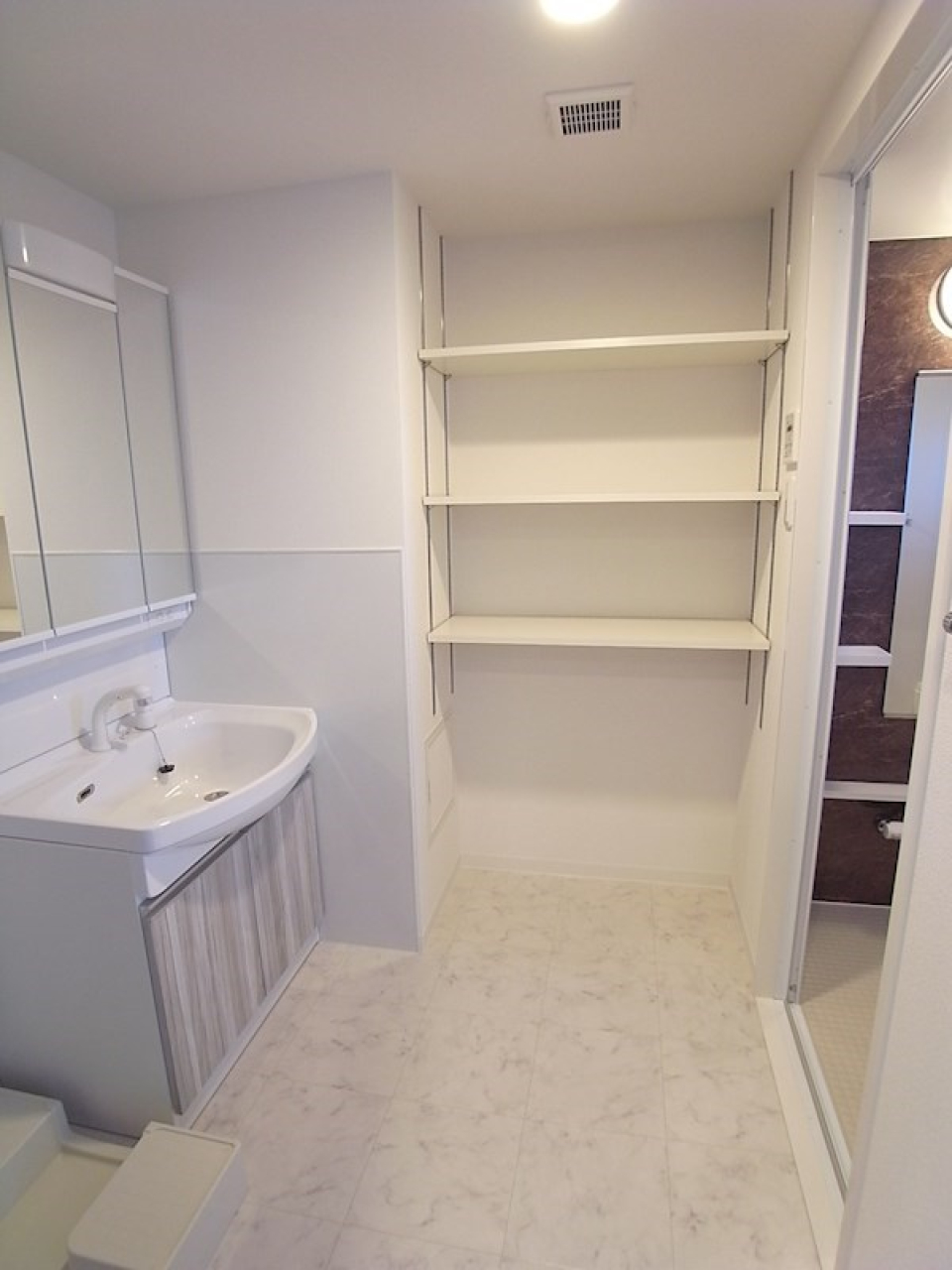 洗面所にも収納棚つき