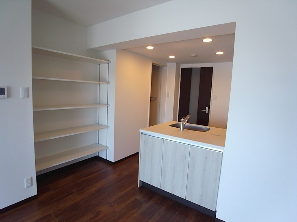 キッチン横にも収納あり