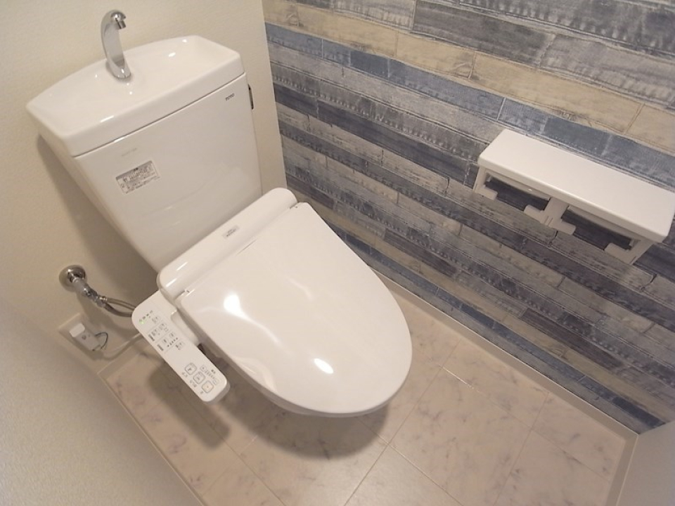 壁紙がお洒落なトイレ