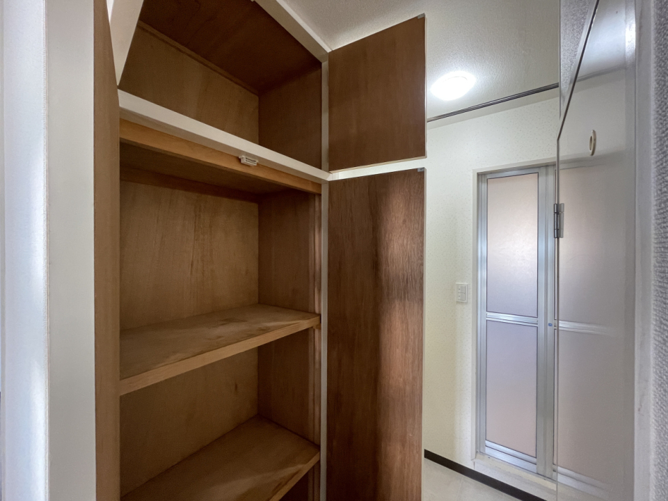 洗面前にも収納があります！