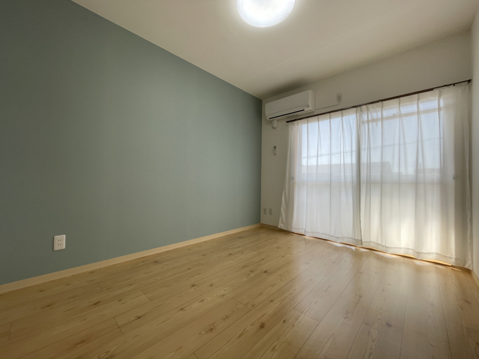 6帖の洋室はアクセントクロスがとっても素敵！