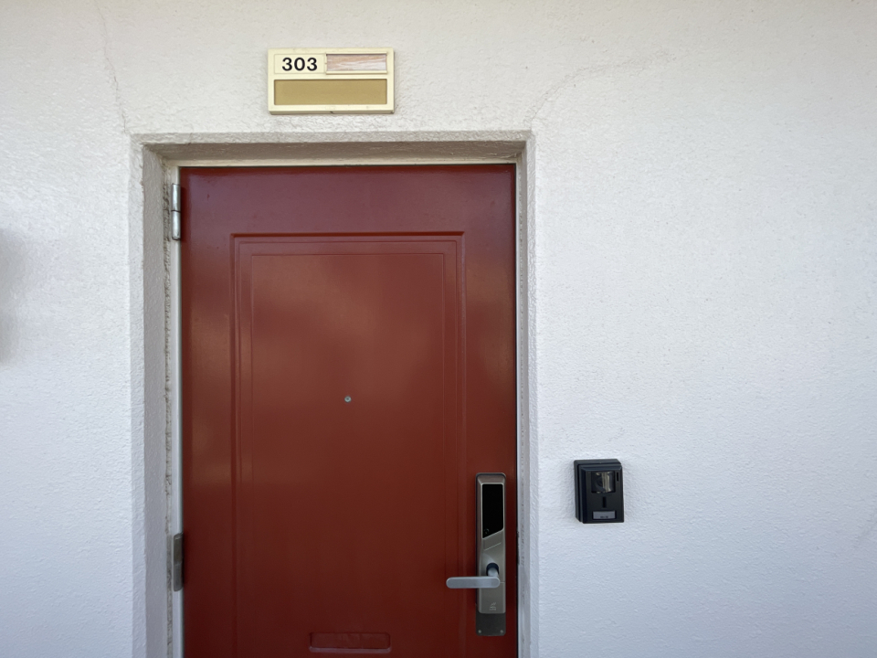 電子ロック+TVインターホン付きです