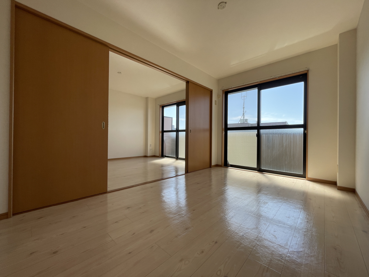 先ほど紹介しましたLDKのお隣6.6帖の洋室