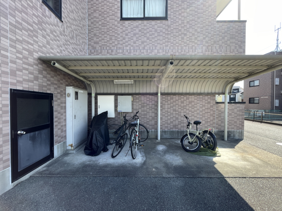 駐輪スペース、敷地内ゴミ置き場もあります