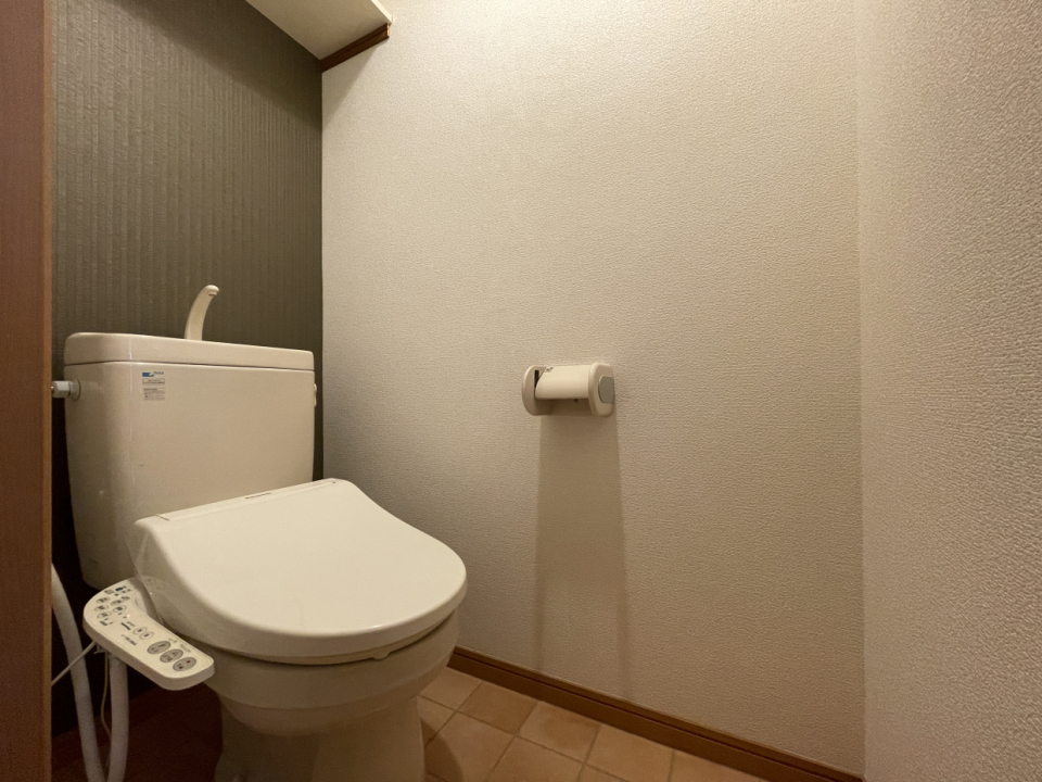 温水洗浄便座付きのトイレ