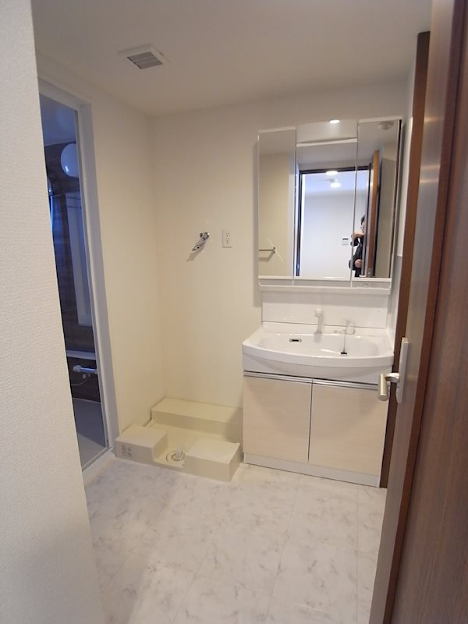 大きな鏡が魅力的な洗面スペース