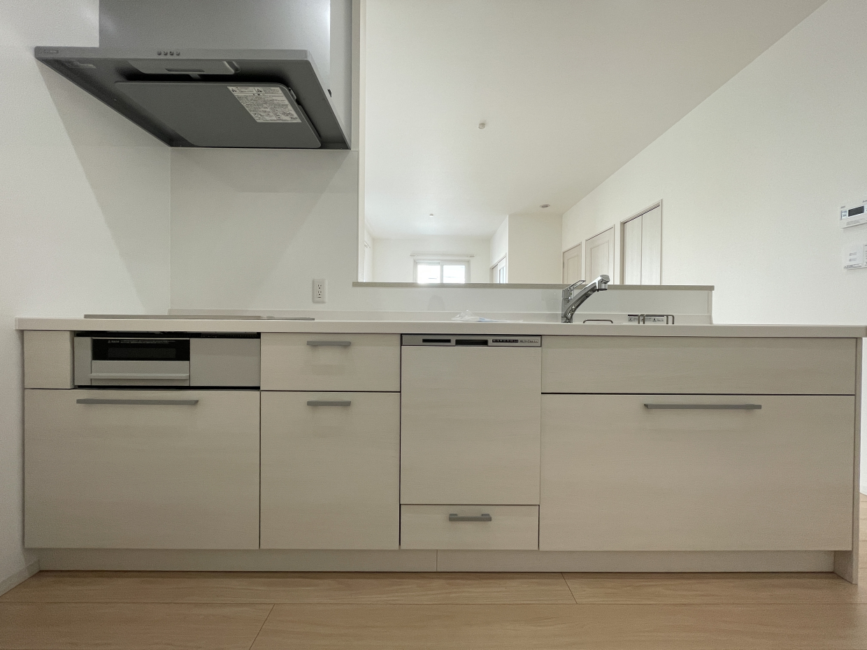 ホワイトキッチンで清潔感たっぷり