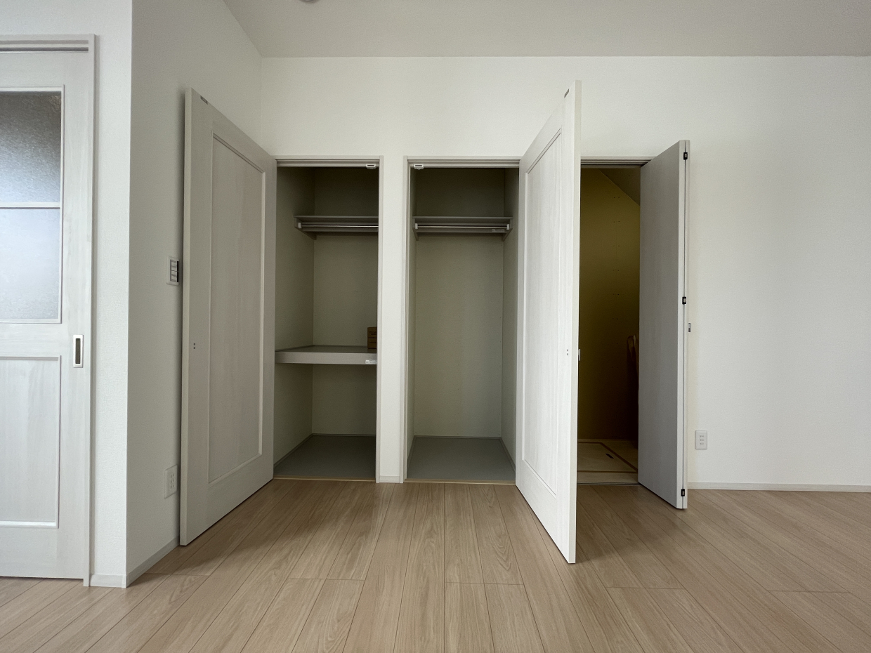 横を見ると収納たくさん