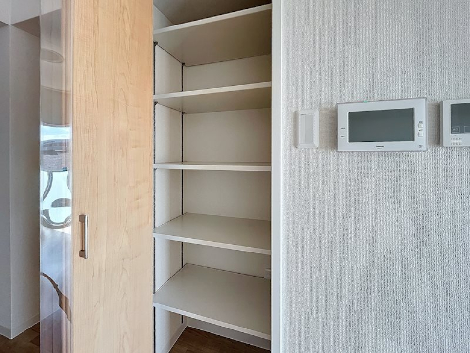 細かい仕切りが付いた収納スペースもあります