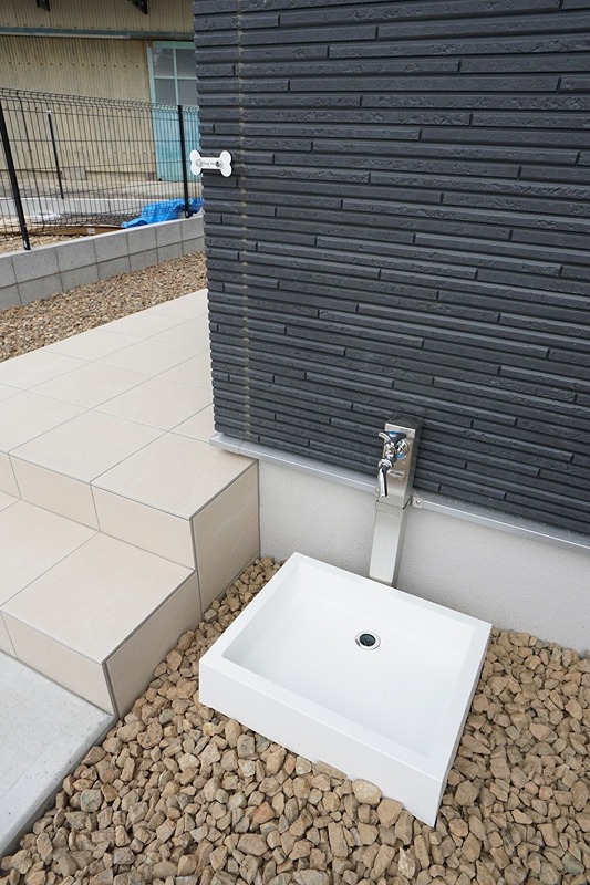 玄関横の蛇口で散歩後のわんちゃんたちの手足を洗えます