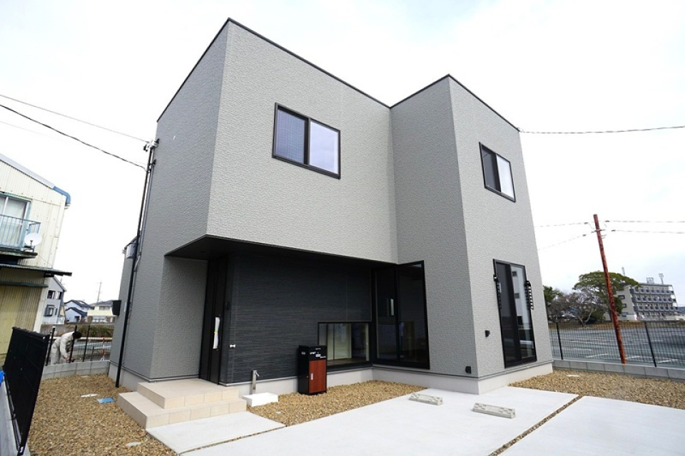 グレーと黒の外観がスタイリッシュ