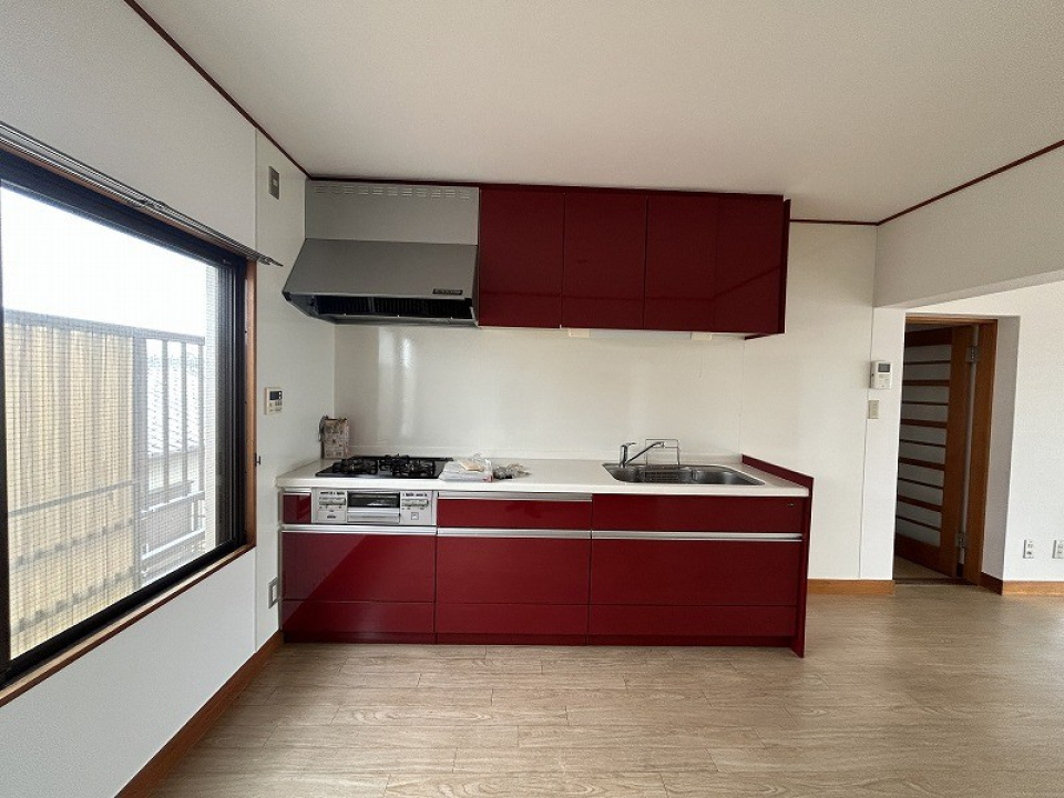 赤いキッチンがアクセントになって可愛い