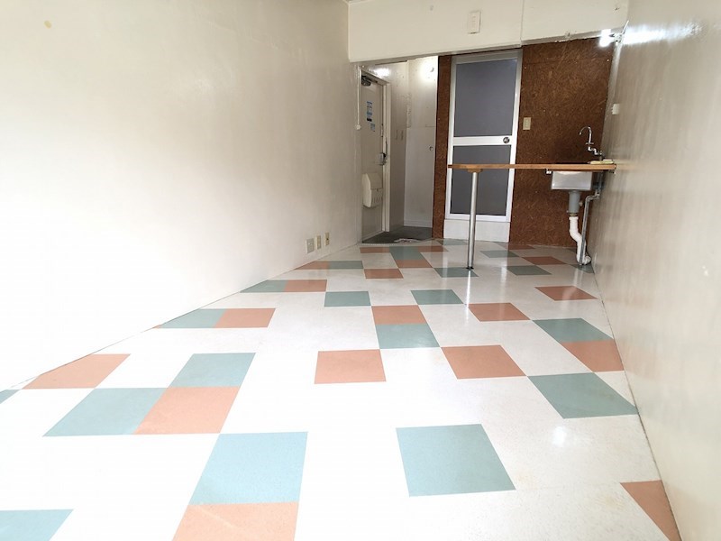 床のカラフルなデザインがユニークですね