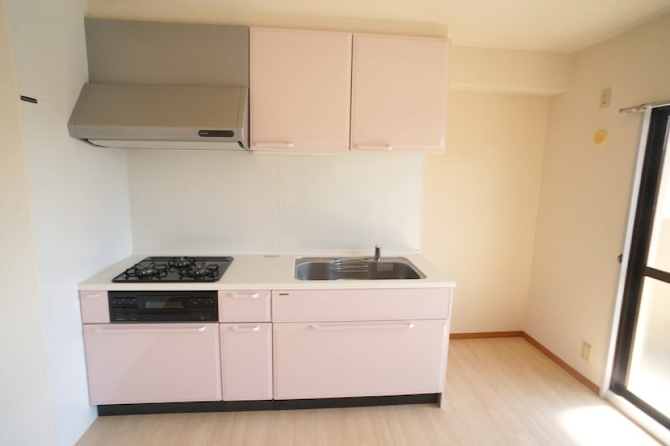 桜色のキッチンがとてもかわいいですね