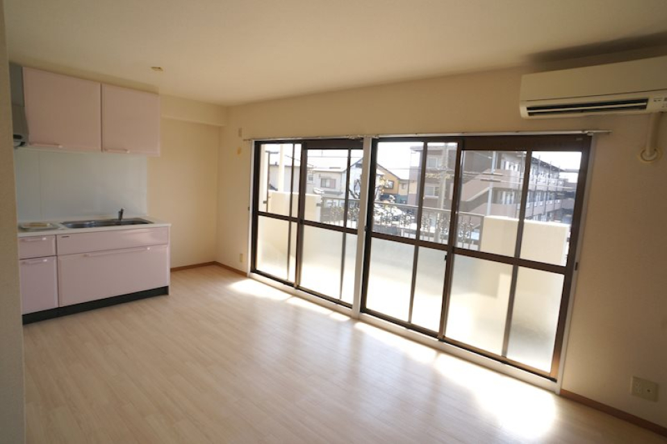 大きな窓のおかげで日当たりも良さそうです