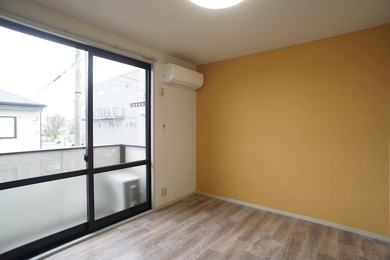 オレンジ色の壁がアクセントになっていてかわいい