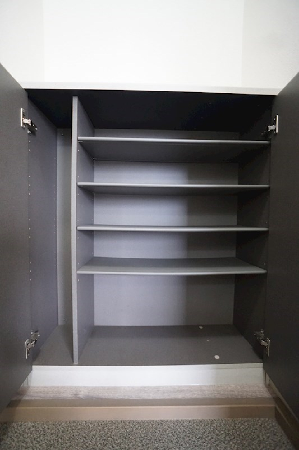 仕切り付きのシューズボックスで玄関が散らかる必要もありません