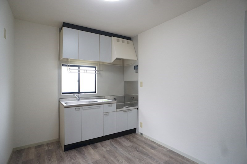 白いキッチンは清潔感がありますね