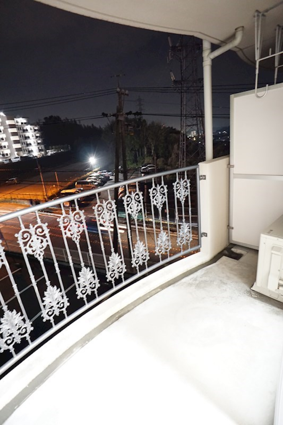 アイアンワーク風の柵がとても素敵です