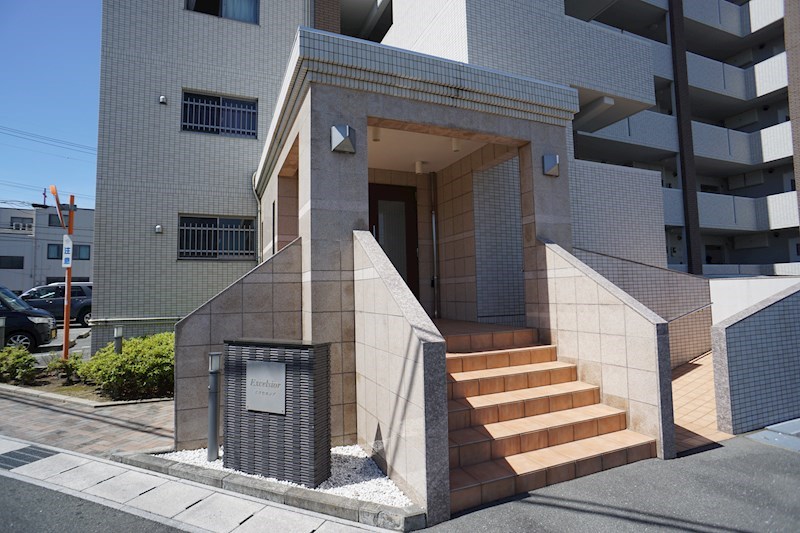 エントランスと建物外観