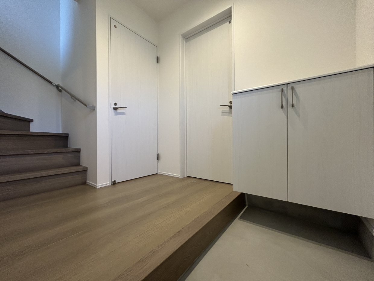 ホワイトウッドでオシャレな玄関。