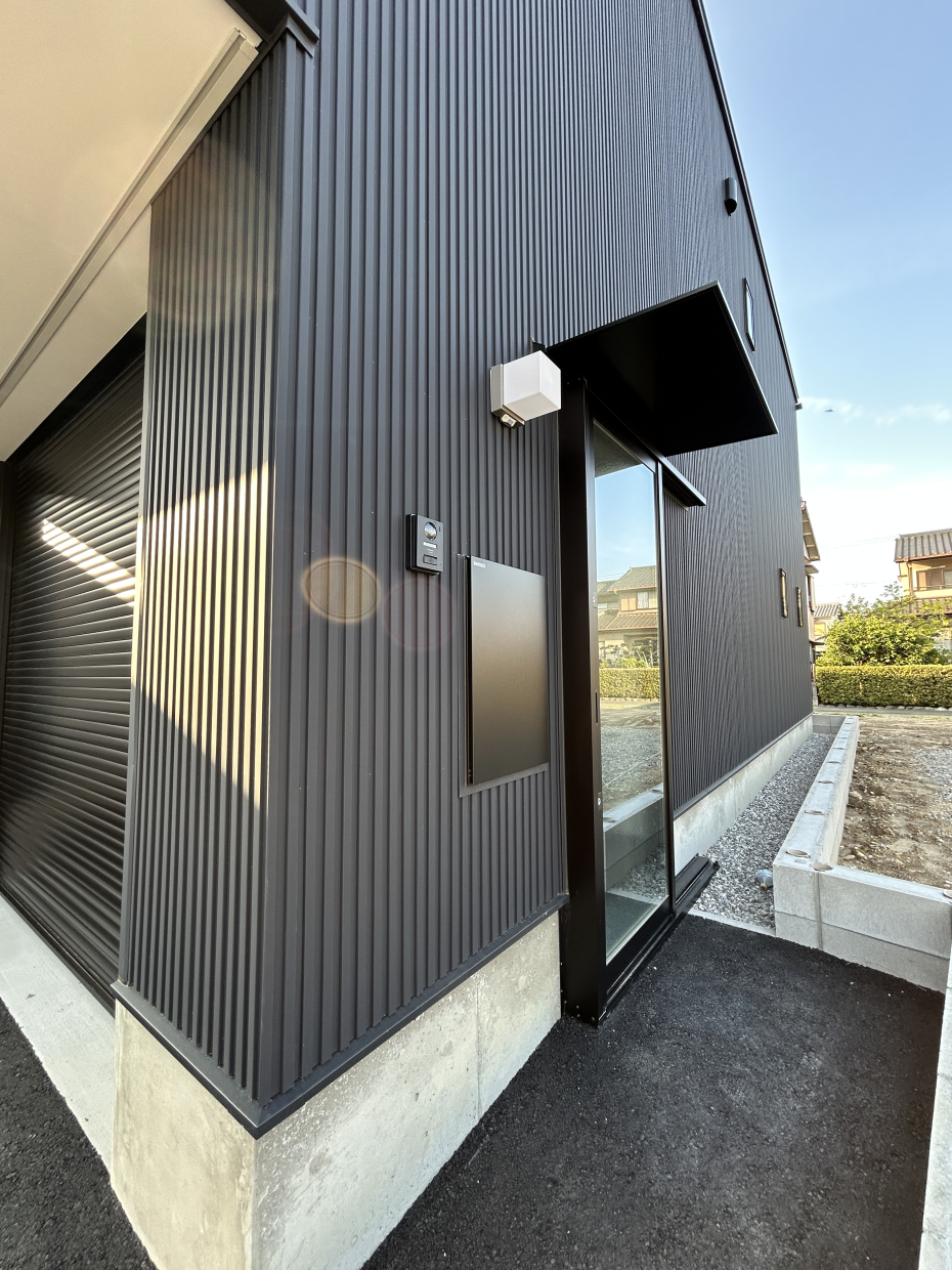 玄関は建物東側。