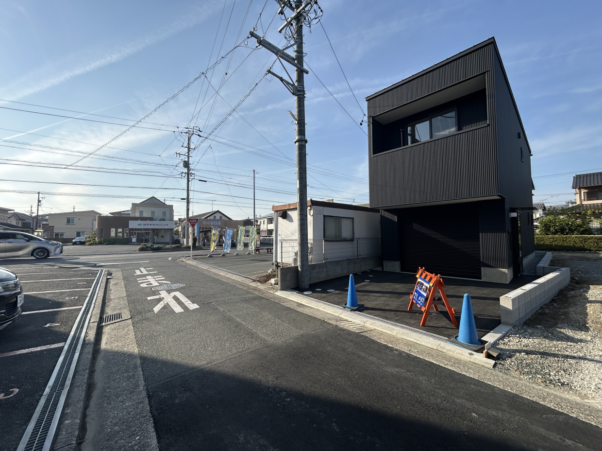 前の道路はちょい狭め。