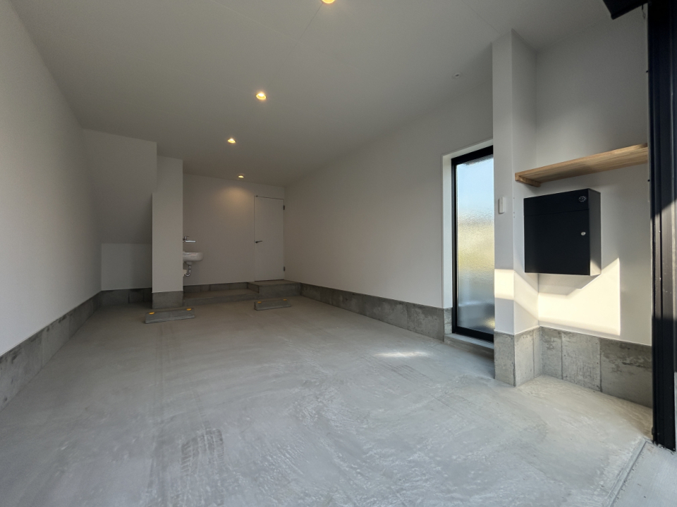 白を基調としたシンプルなガレージ。