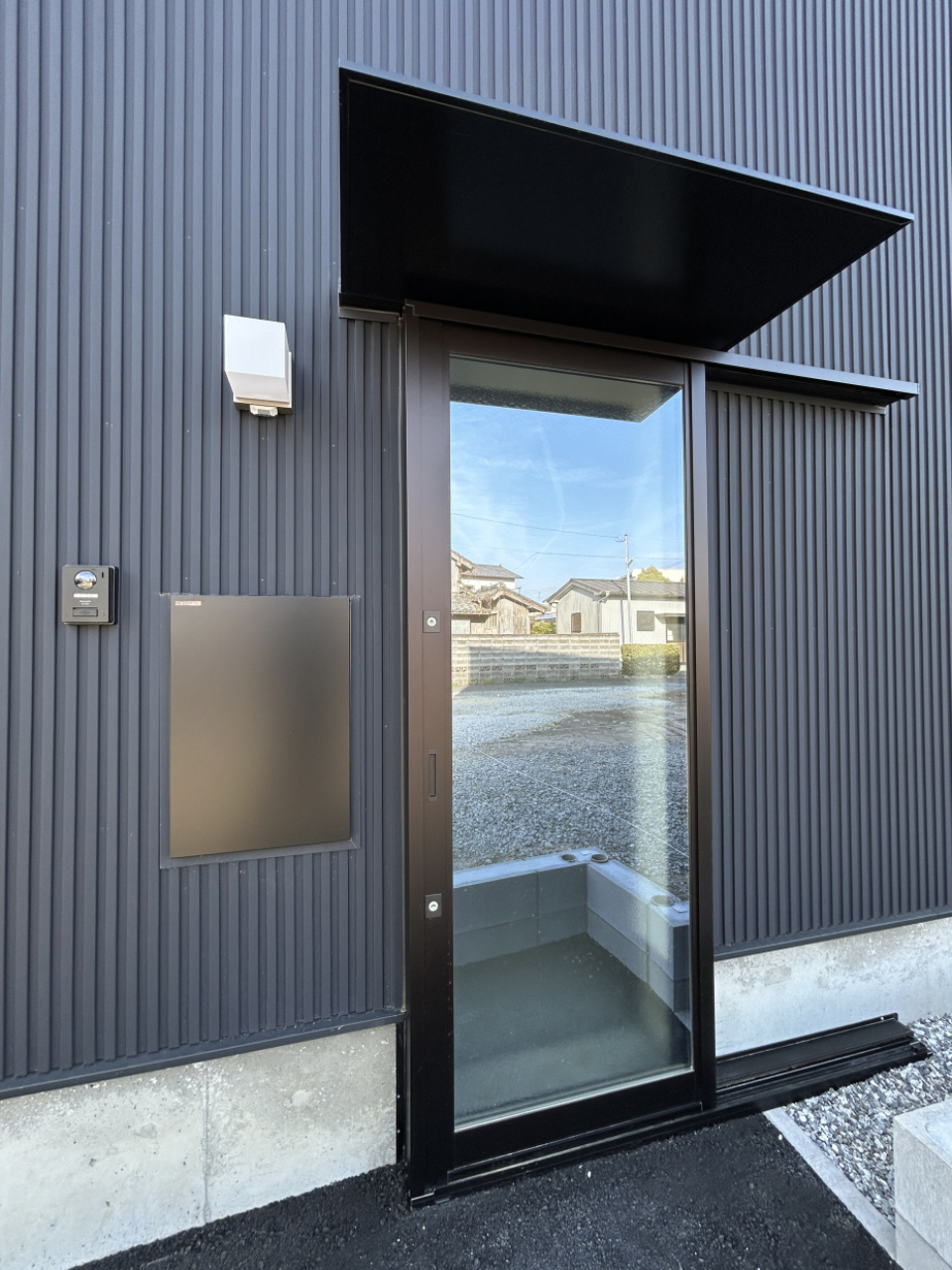 ミラーガラスの引き戸の玄関。