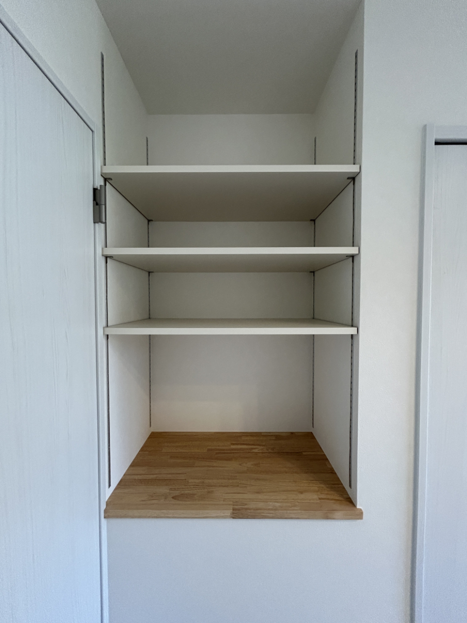 奥行き40㎝の可動棚。オープンだから使い勝手がいいね。